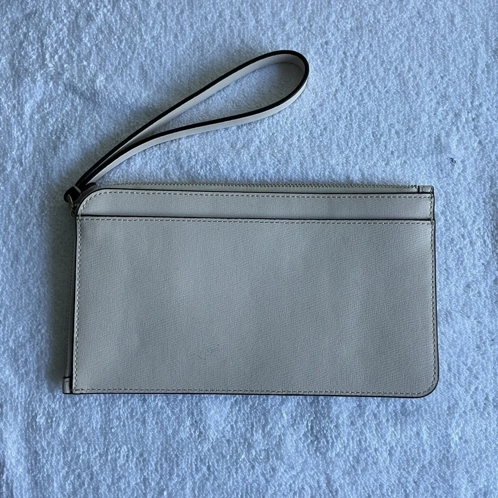 Kate Spade Disney X Kate Spade New York Minni  L-Zip Wristlet.